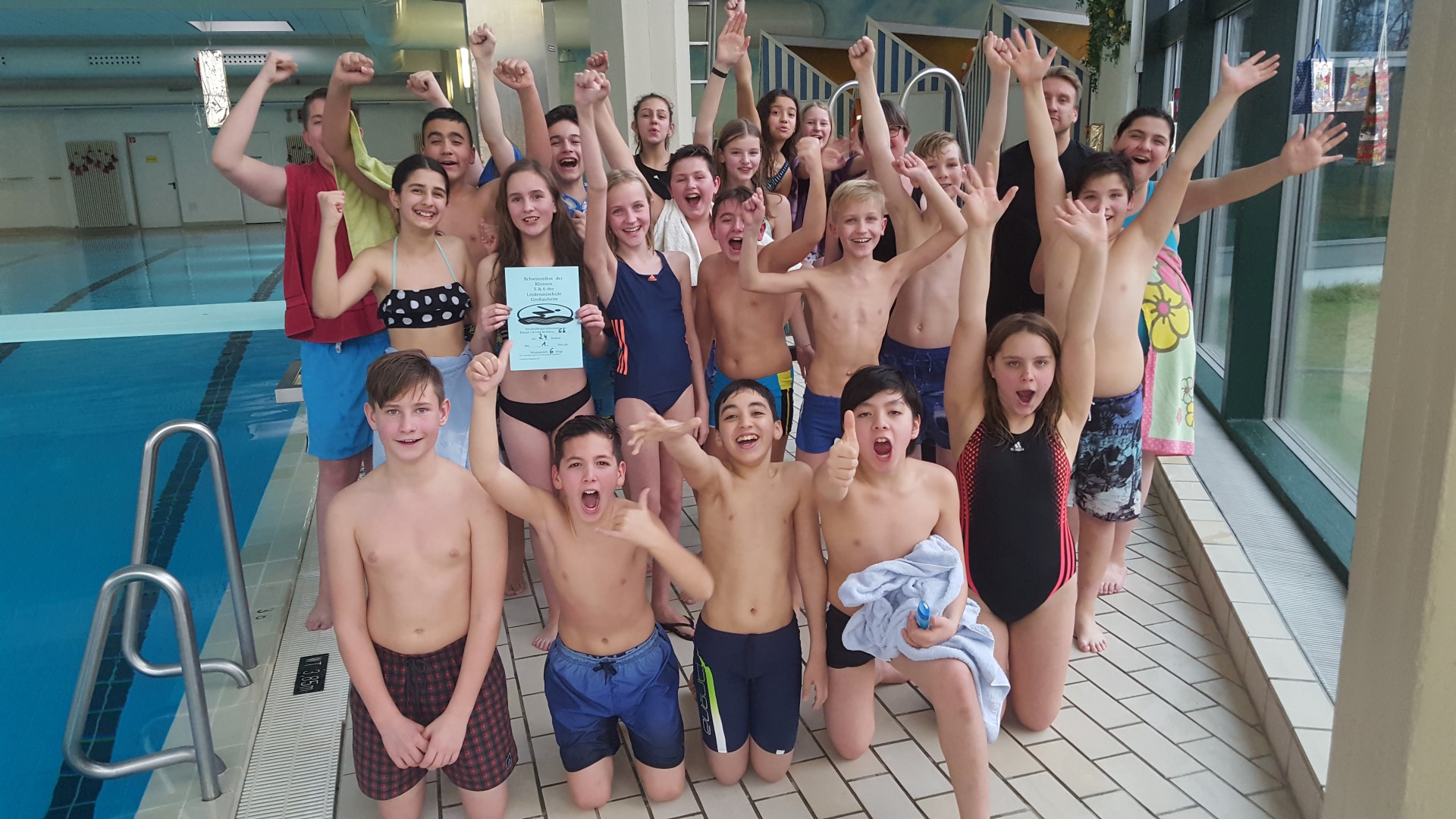 Die Lindenauschule trägt ihr traditionelles Schwimmfest vor den Weihnachtsferien aus