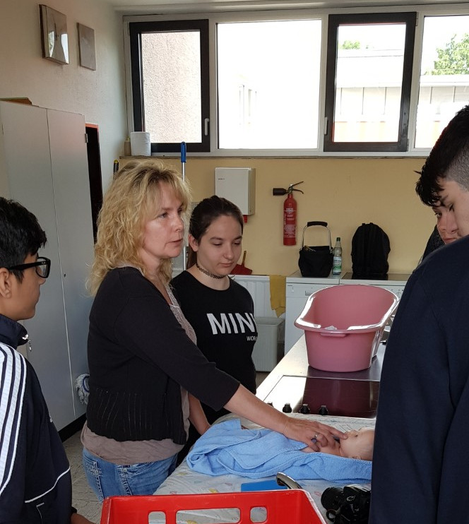 Lindenauschülerinnen und Lindenauschüler lernen Umgang mit Babys und Kleinkindern