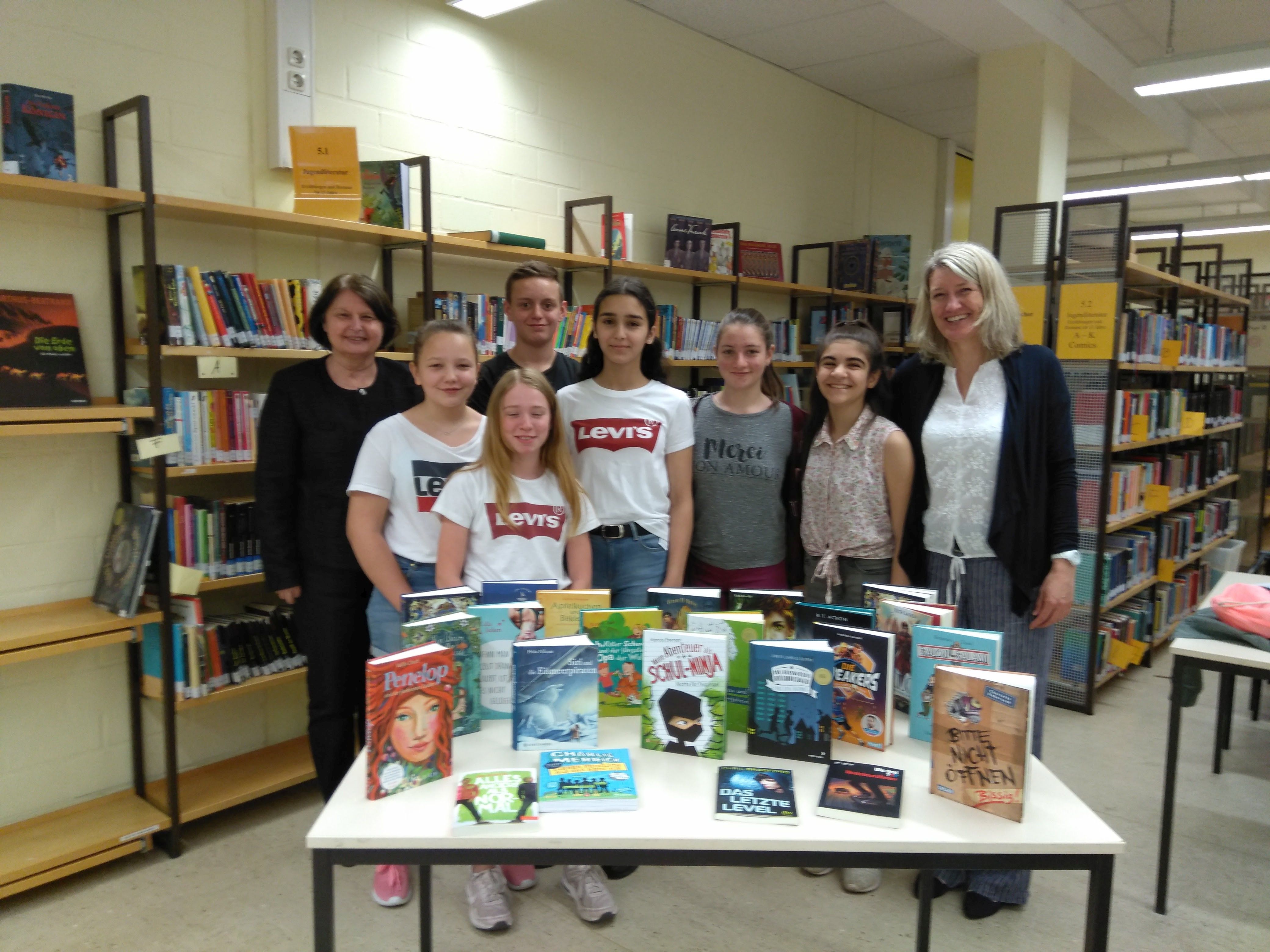 Ein ganzer Tisch voll Bücher zum Welttag des Buches