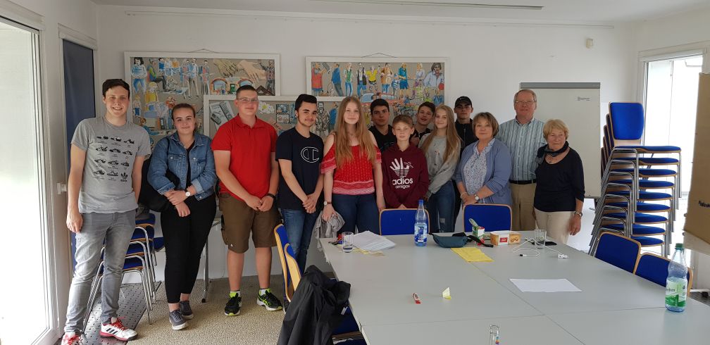 Katholischer Religionskurs 10 der Lindenauschule besucht das Seniorenbüro der Stadt Hanau