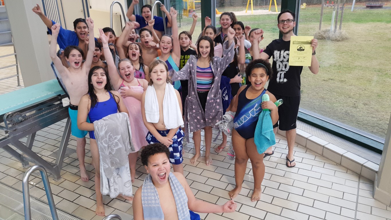 Die Lindenauschule Großauheim trägt ihr traditionelles Schwimmfest vor den Weihnachtsferien aus