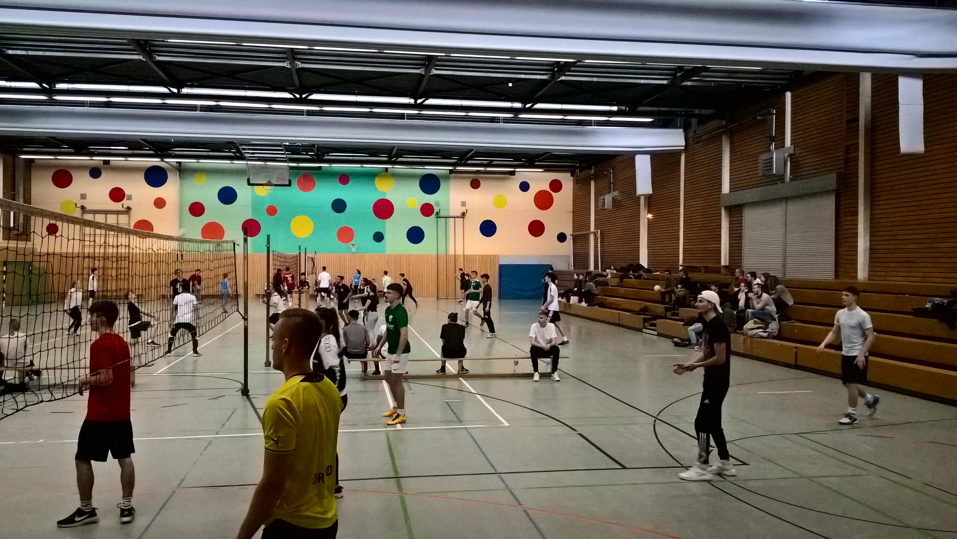 „Die Süße Blonde von der Tribüne“ gewinnt das Neujahrs-Volleyball-Turnier der Oberstufe an der Lindenauschule