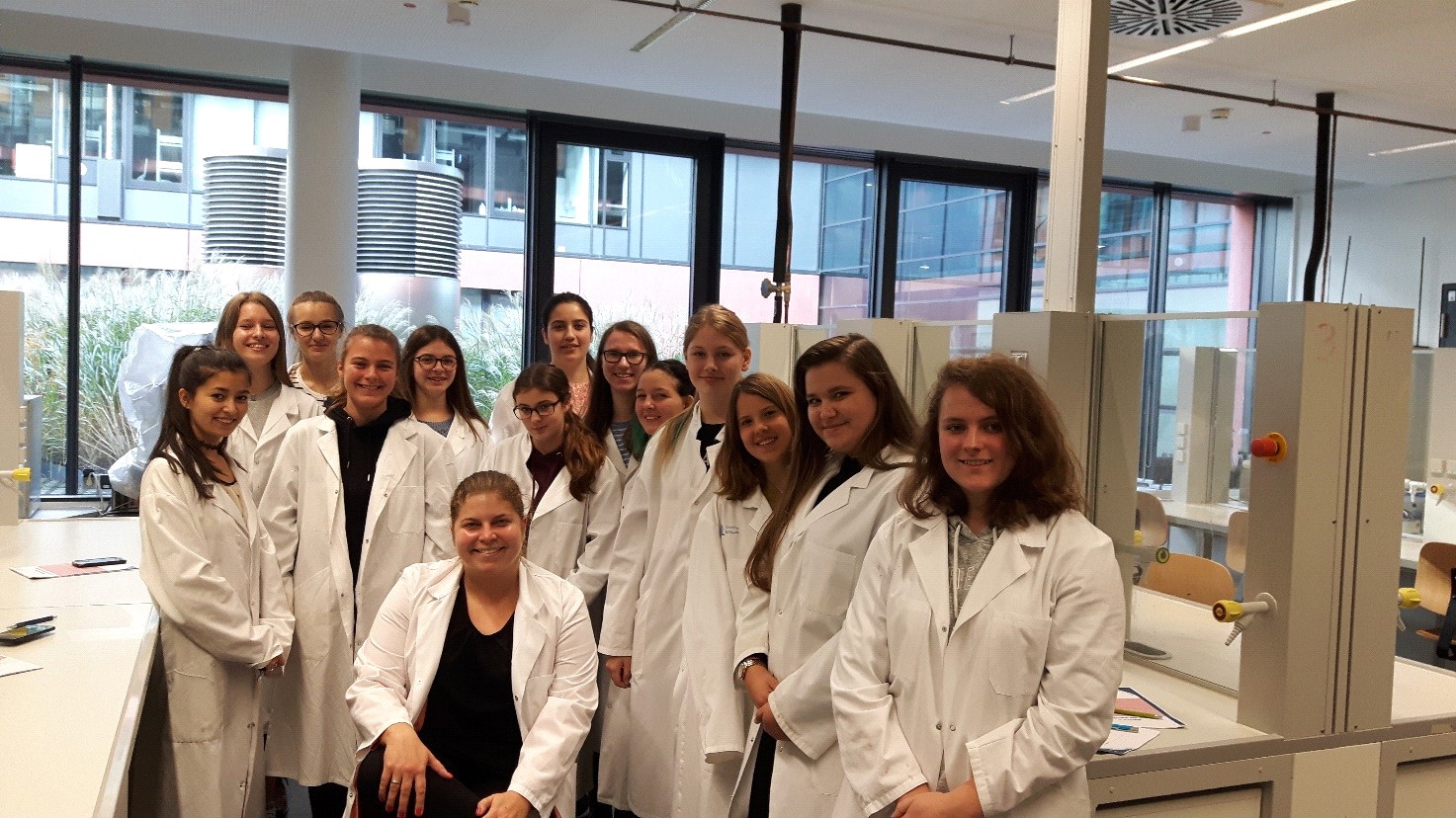 Die Girls Day Akademie besucht den Schülerlabortag „Blut und das visuelle Mikroskop“ des Goethe BioLabors am 03.11.2017