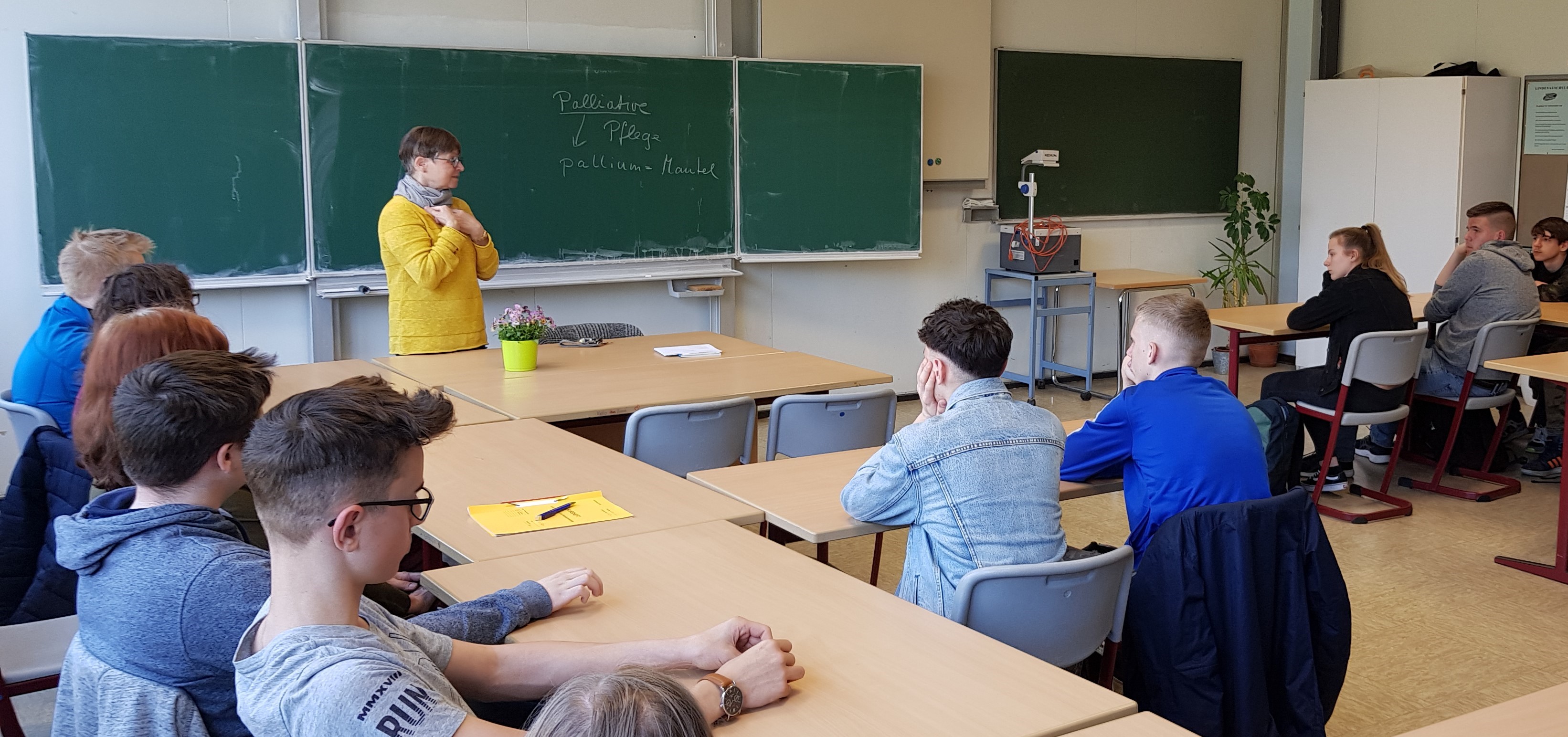 Katholische Religionskurse der Jahrgangsstufe 10 der Lindenauschule setzen sich mit dem Thema „Tod und Sterben in den Religionen und in unserer Gesellschaft“ auseinander