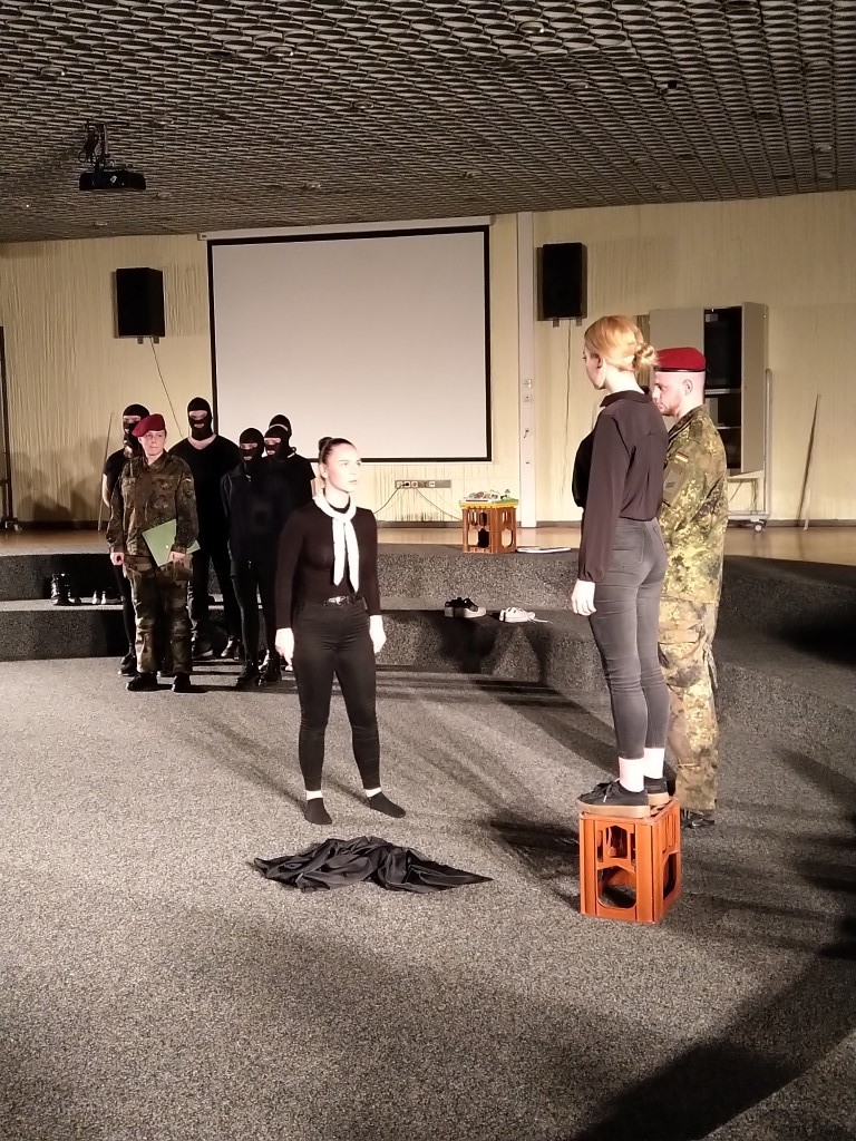 Am 28.05. zeigten Schülerinnen und Schüler des Kurses Darstellendes Spiel der Jahrgangsstufe 12 „Andorra“ von Max Frisch