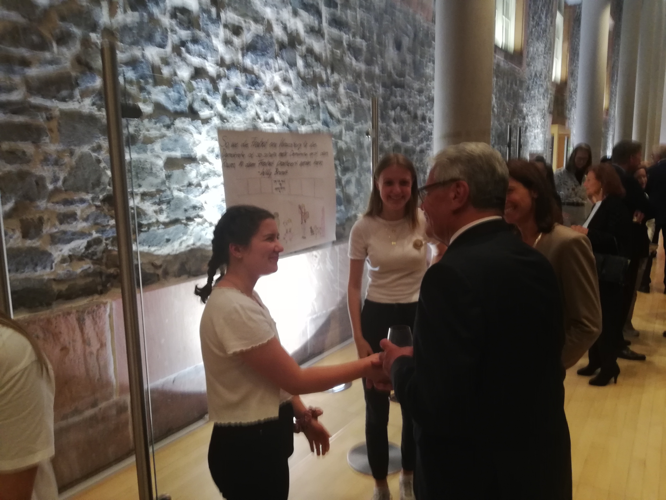 Schülerinnen und Schüler des Grundkurs Geschichte im Gespräch mit Joachim Gauck