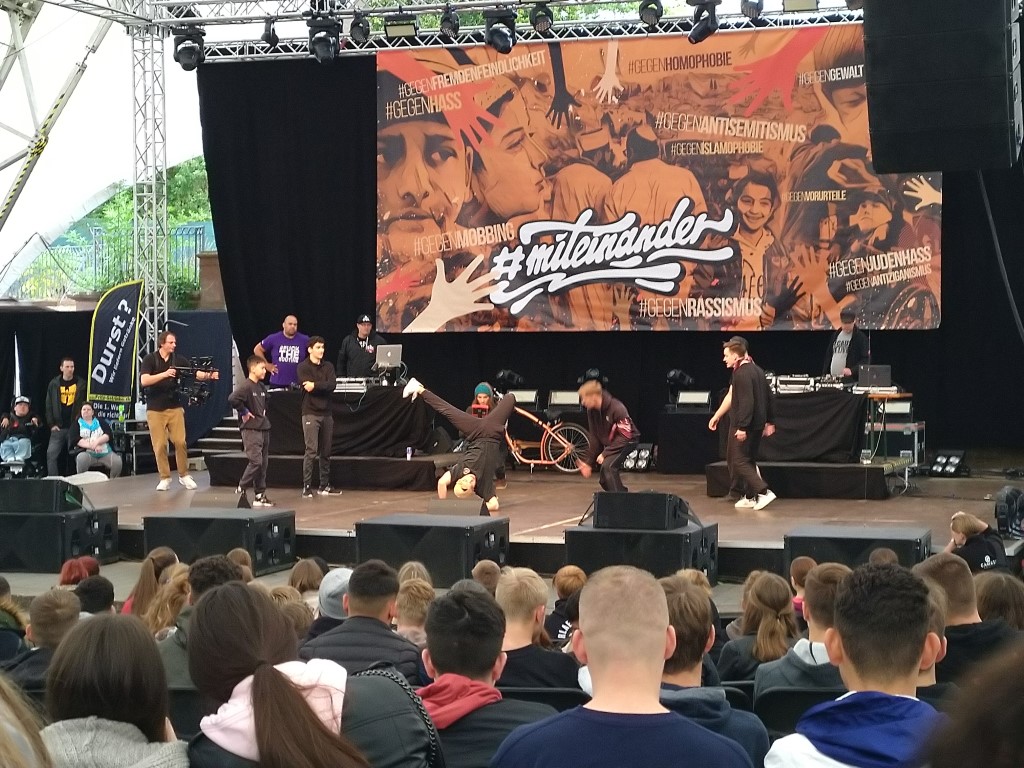 Zusammenstehen!