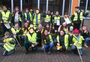 Sauberkeitspaten der Lindenauschule aktiv in Hanau-Großauheim unterwegs