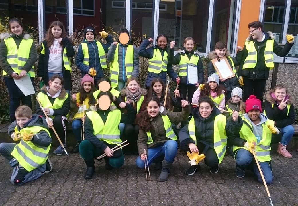 Sauberkeitspaten der Lindenauschule aktiv in Hanau-Großauheim unterwegs