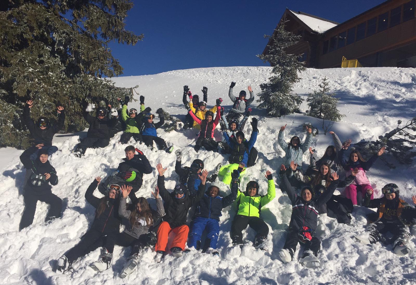 Der 7. Jahrgang der Lindenauschule erlernt das Skifahren im Chiemgau