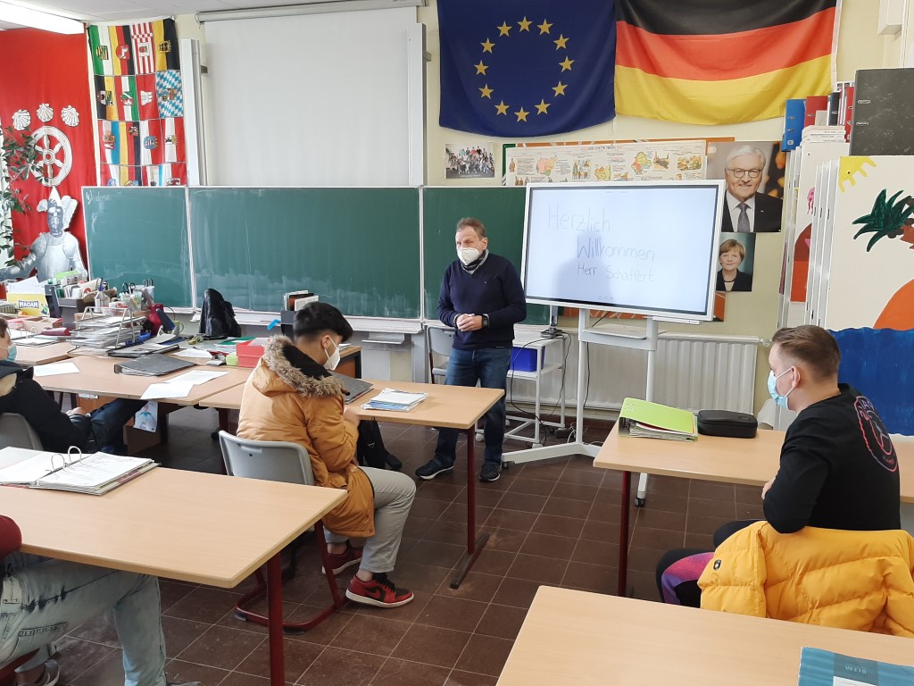 Stadtverordneter der Stadt Hanau diskutiert mit Schülerinnen und Schülern der Lindenauschule