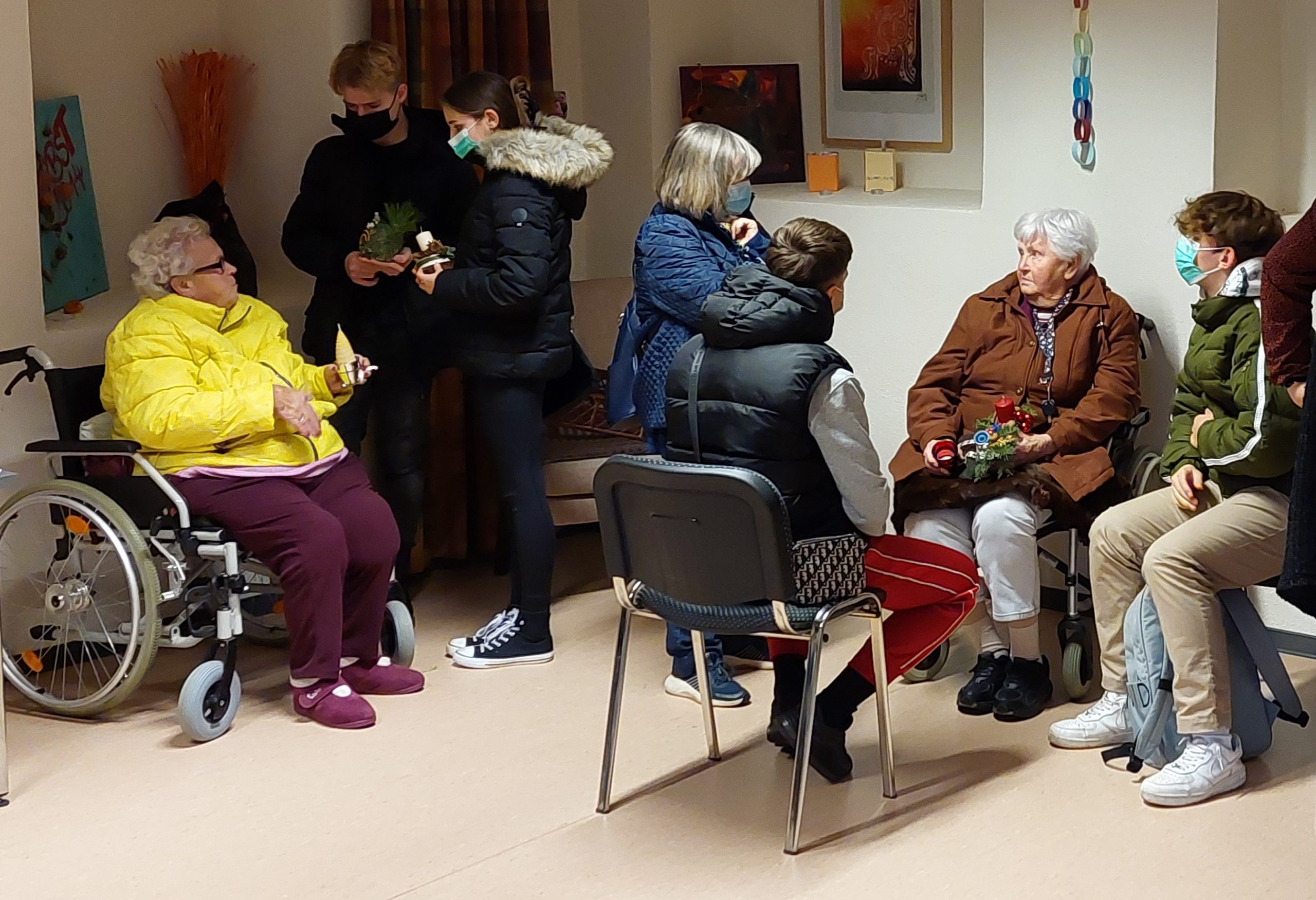 Schülerinnen und Schüler der Lindenauschule überreichen Adventsgestecke an Altenheim-Bewohner