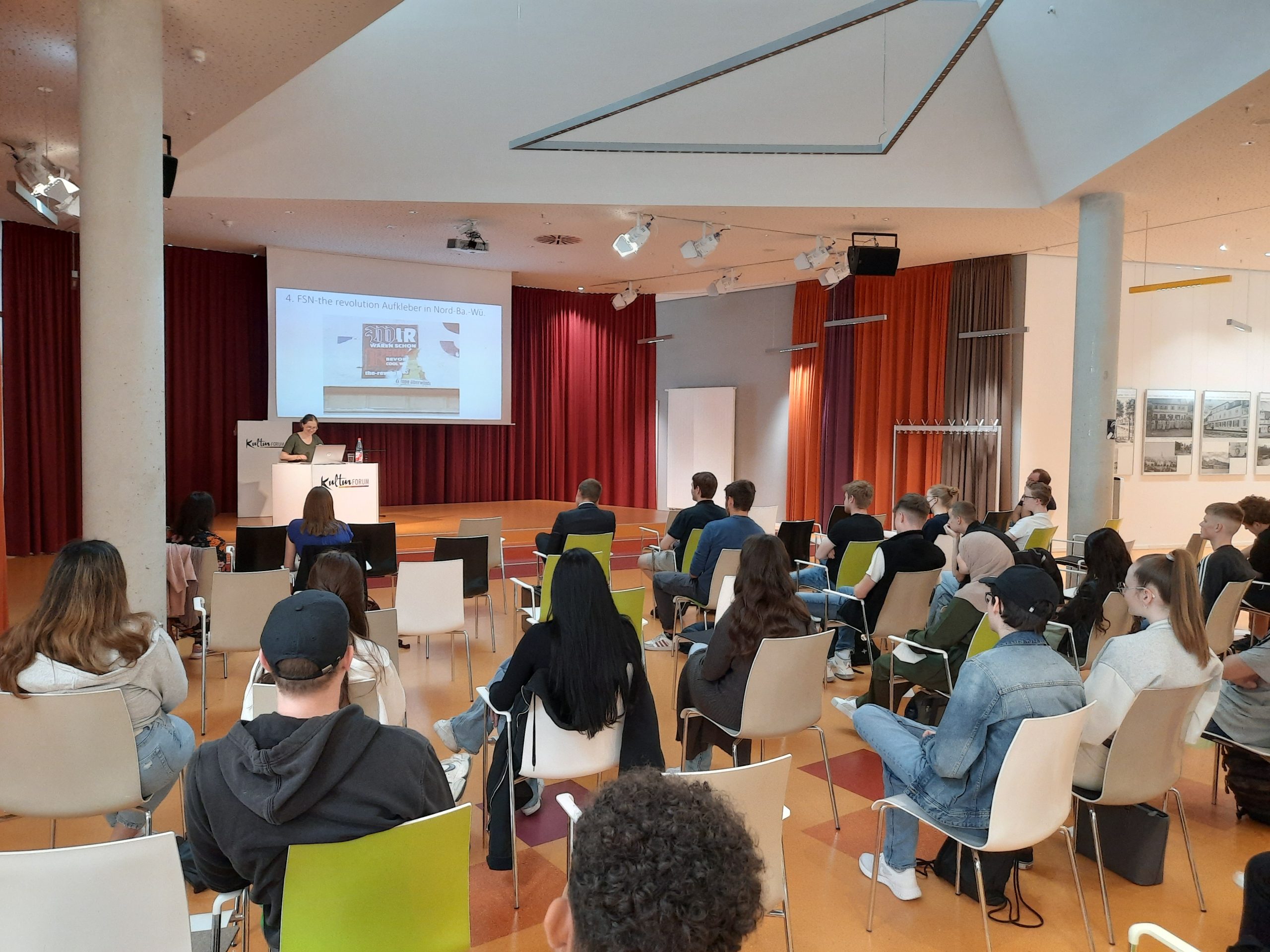 Schülerinnen und Schüler der Lindenauschule diskutieren im Hanauer Kulturforum mit Katrin Himmler