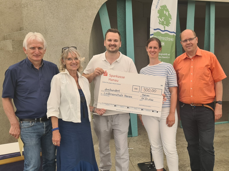 Die Vertreter der Lindenauschule bei der Preisverleihung zusammen mit Herrn Bauer vom Vogel- und Naturschutzverein Großauheim e.V. „Lindenau for Life“ gewinnt 300 Euro beim Nachhaltigkeitspreis der Stadt Hanau