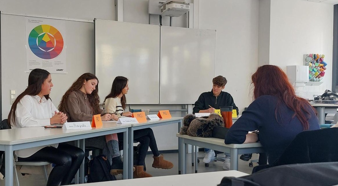 Die Lindenauerin Ilayda Funck beim Regionalwettbewerb „Jugend debattiert“