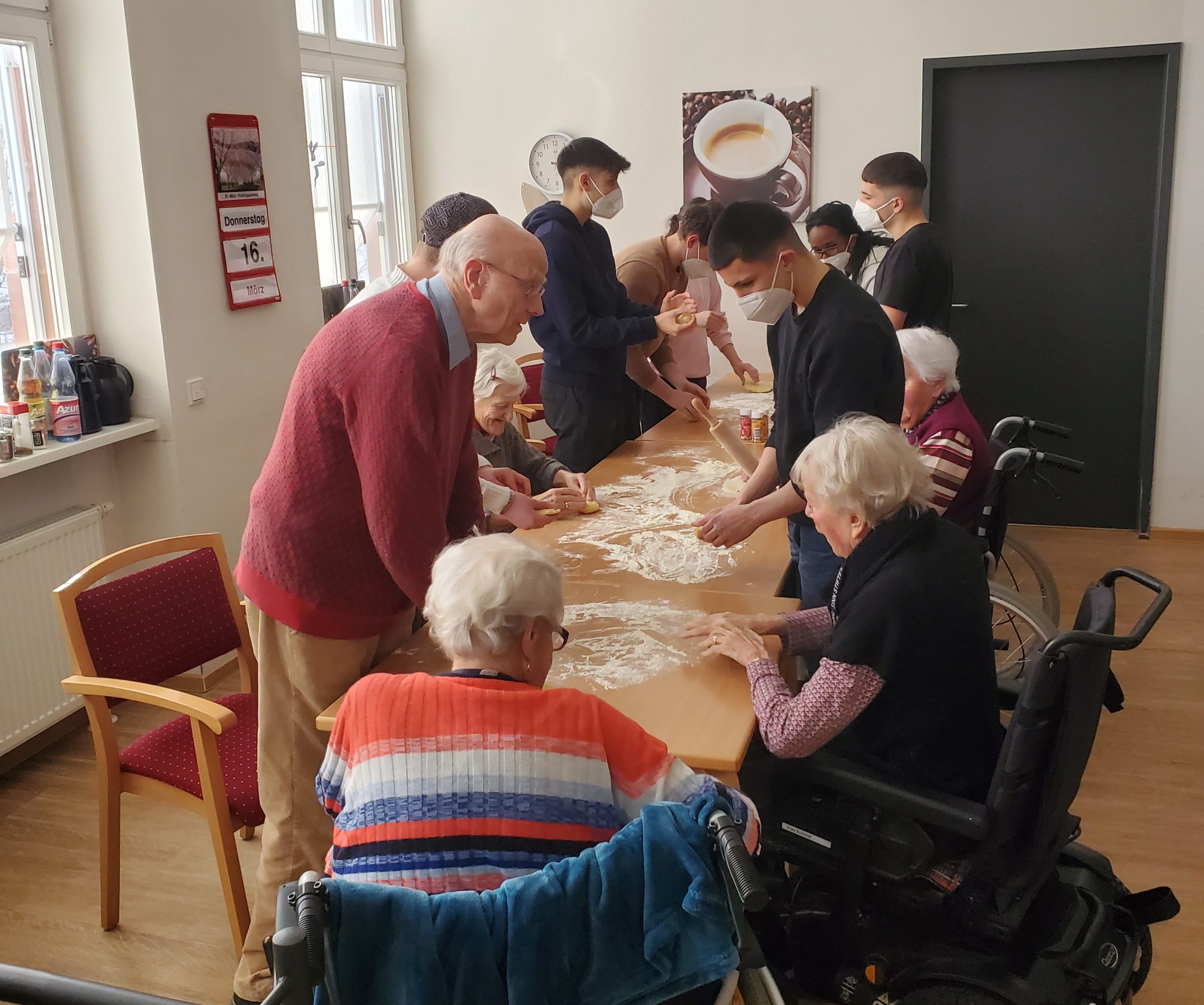 Schülerinnen und Schüler backen mit Senioren in der Martin Luther Stiftung