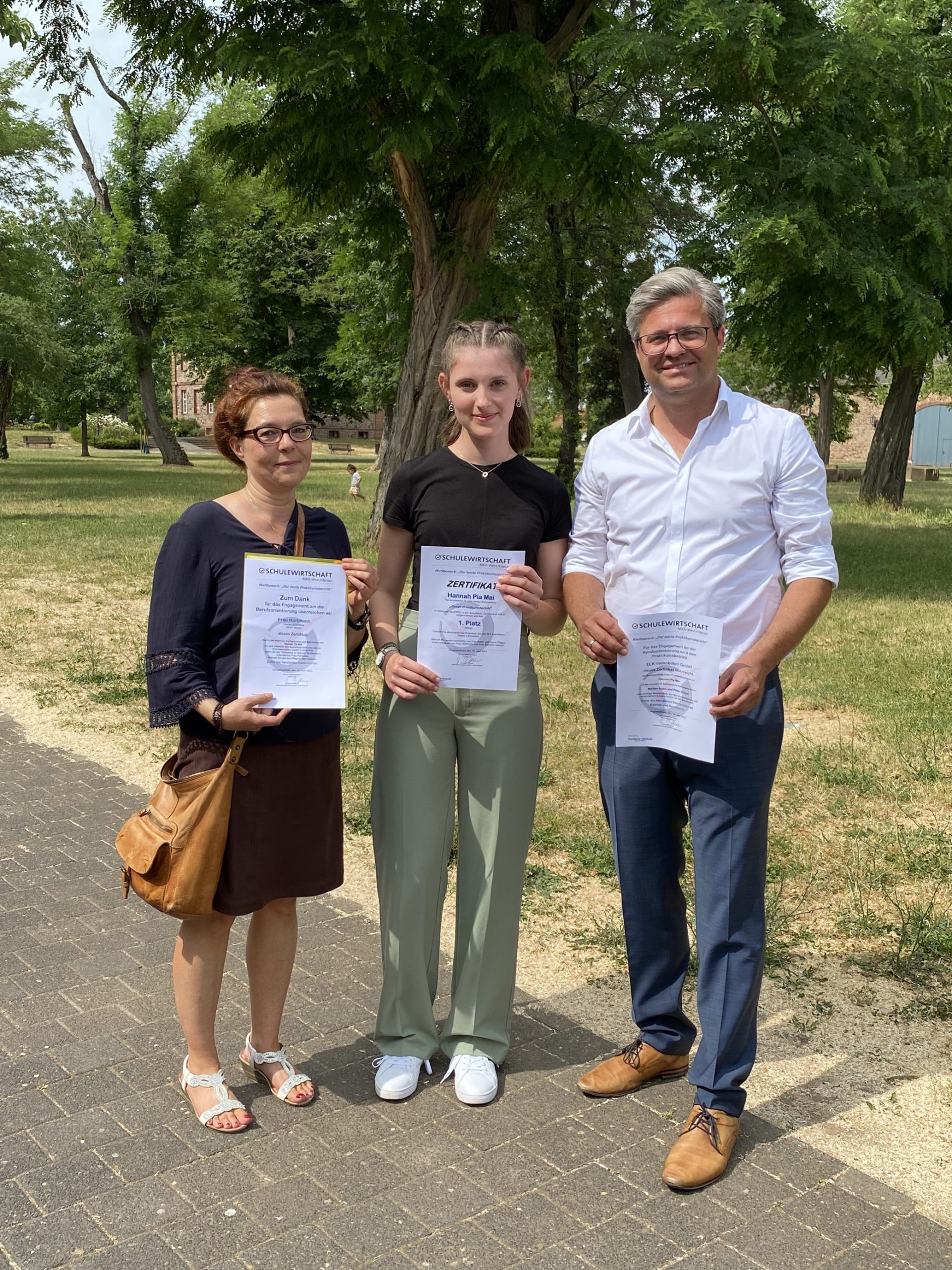 Hannah Pia Mai aus der Klasse 12D gewinnt beim Wettbewerb um den „besten Praktikumsbericht“ 2023