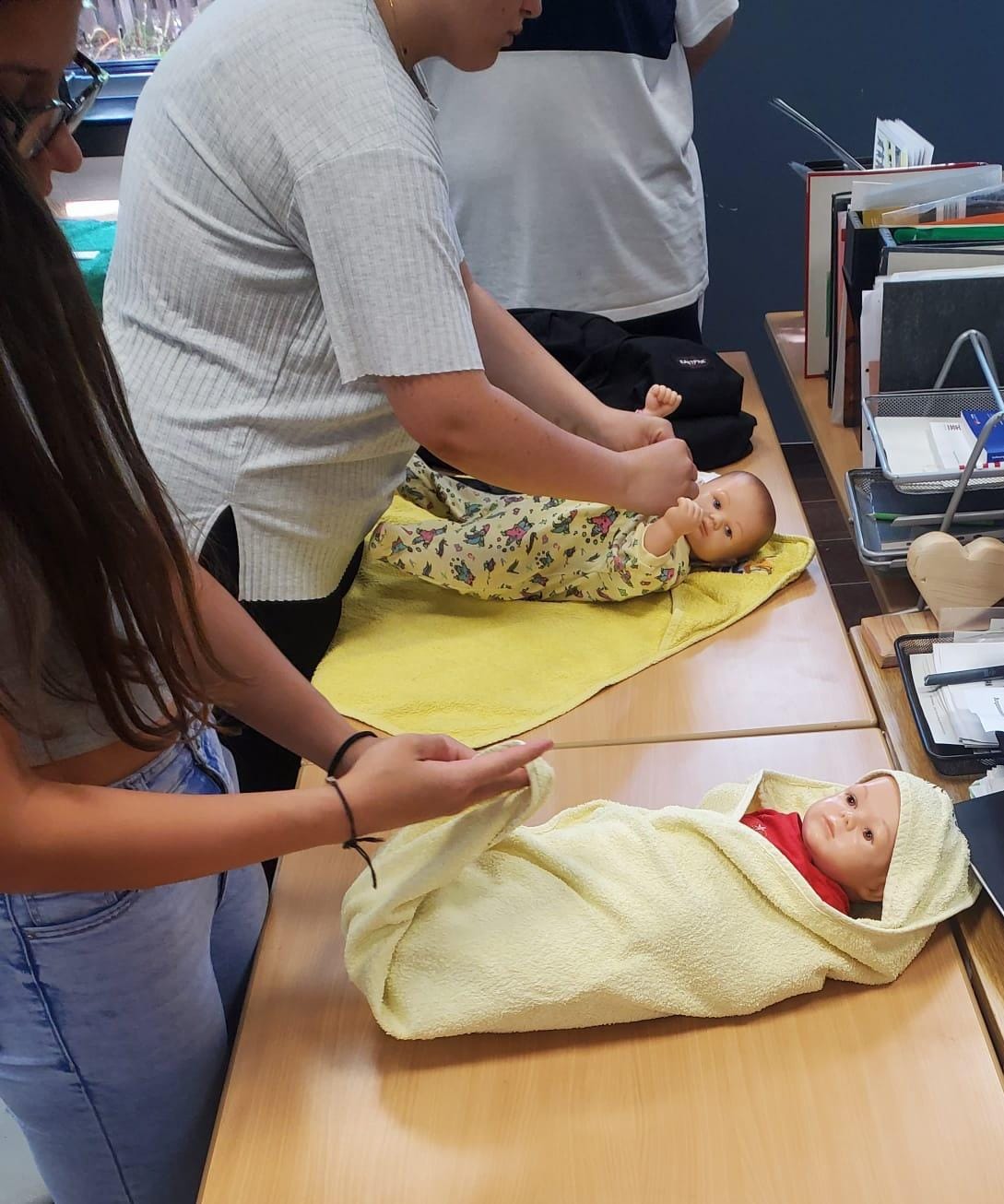 Jugendliche lernen Umgang mit Babys und Kleinkindern