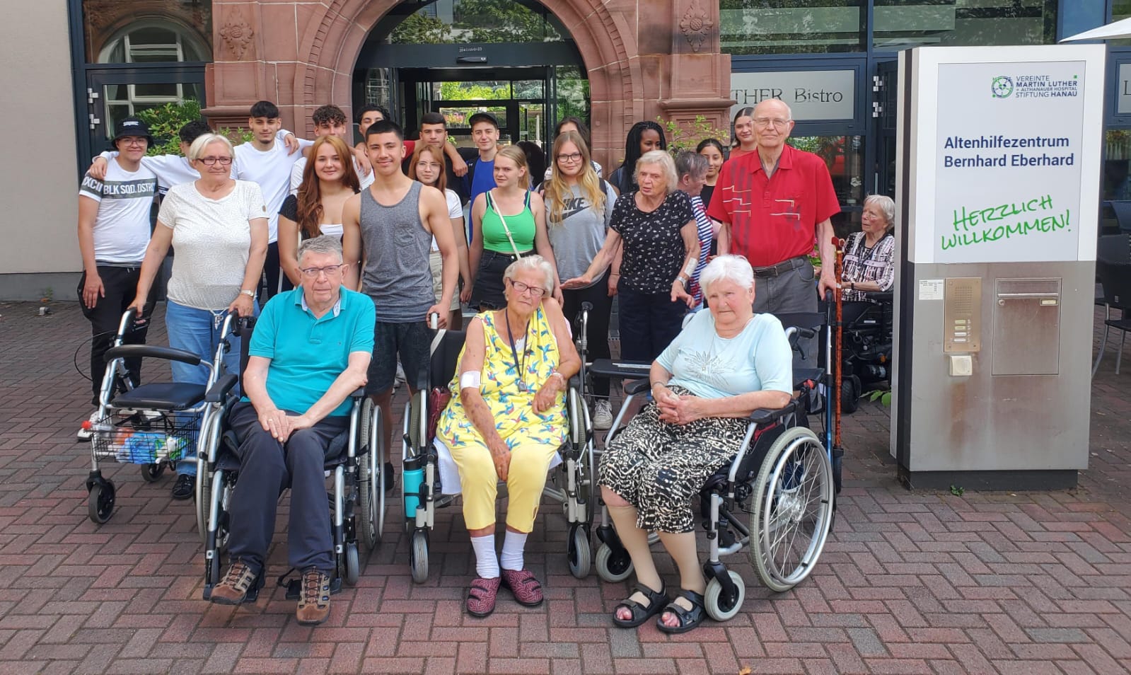 Schülerinnen und Schüler besuchen vor den Ferien das Altenhilfezentrum Bernhard Eberhard in Hanau
