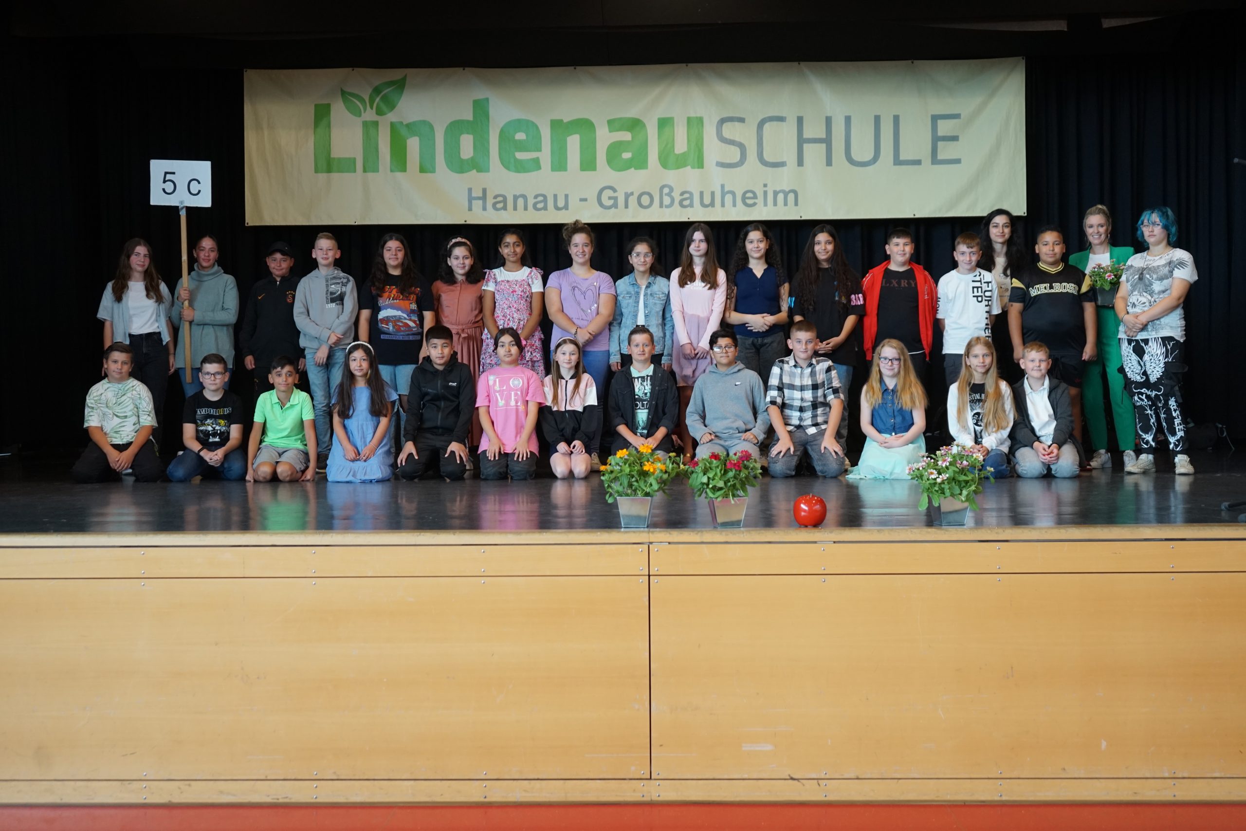 Das erste Klassenfoto mit der neuen Lehrkraft – die Schülerinnen und Schüler der Klasse 5c an der Großauheimer Lindenauschule Einschulung