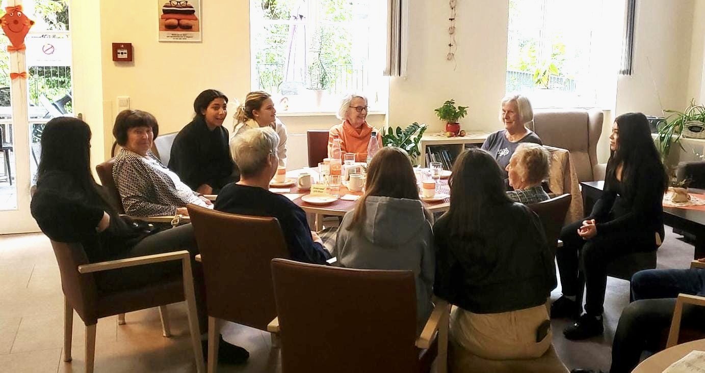 Schülerinnen und Schüler der Lindenauschule zu Besuch im Haus am Brunnen in Hanau-Großauheim