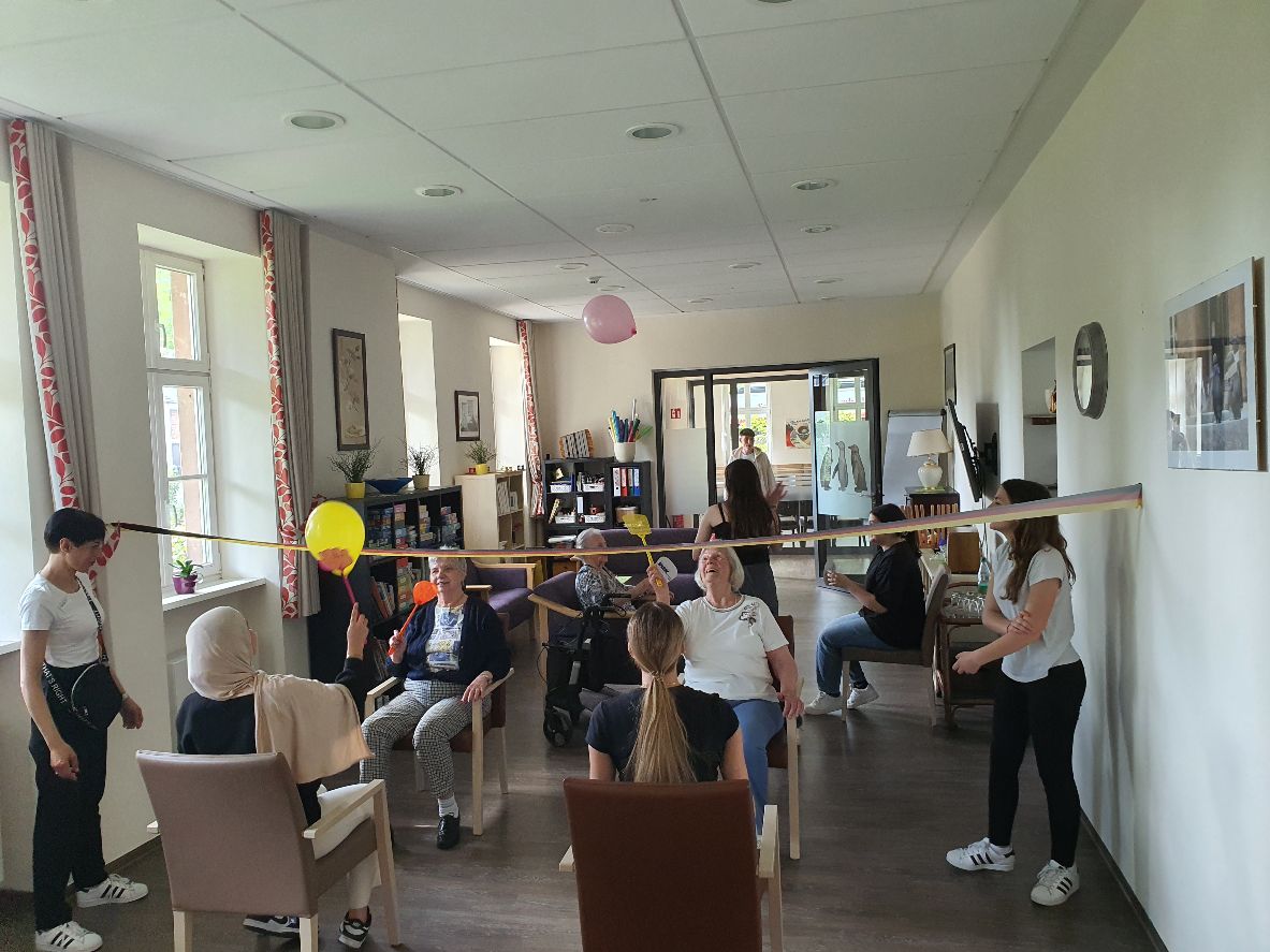 Schülerinnen und Schüler der Lindenauschule richten Bewegungsolympiade im Haus am Brunnen aus