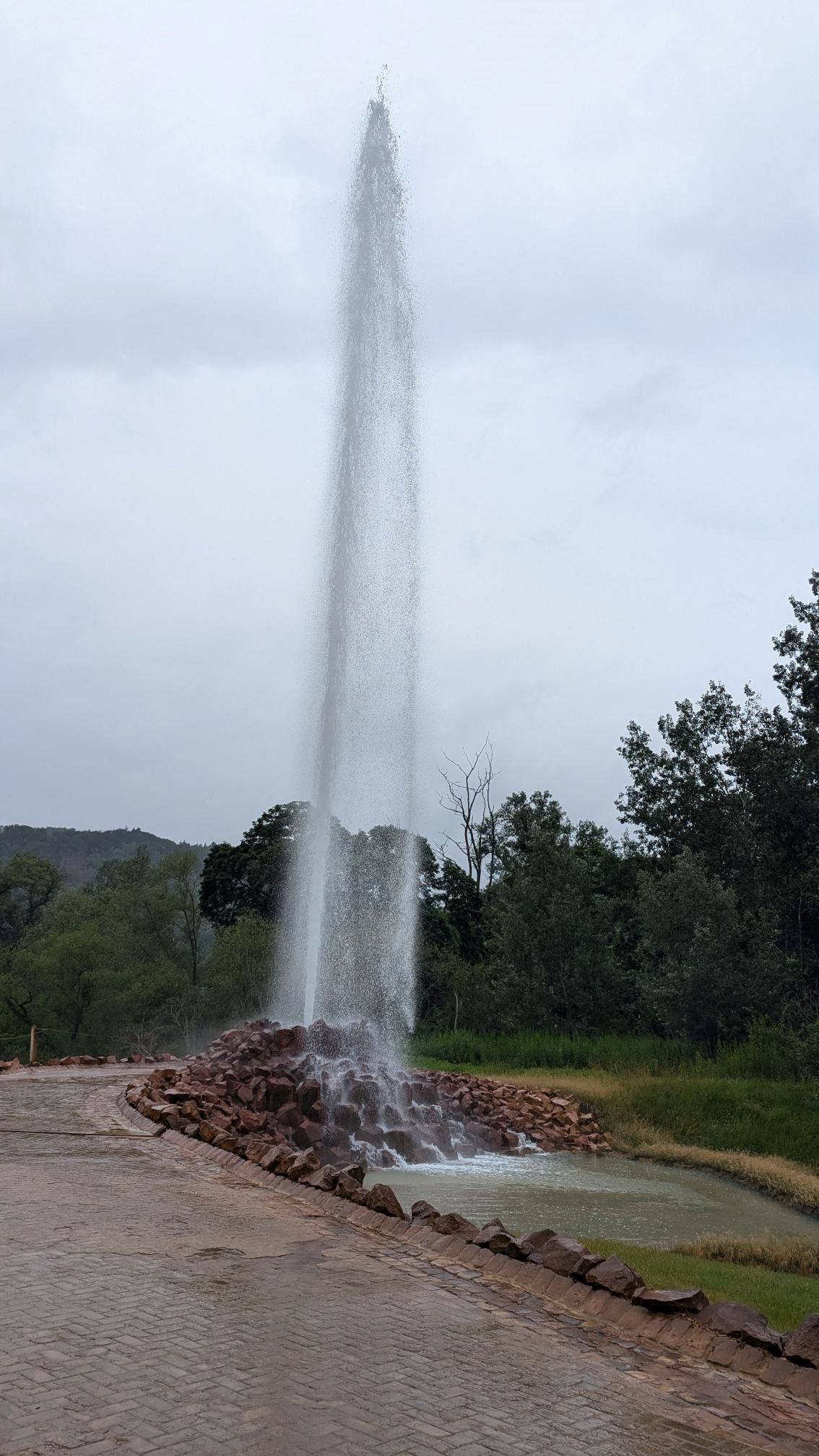 Die Klassen 6e und 6f besuchen den Kaltwasser-Geysir in Andernach