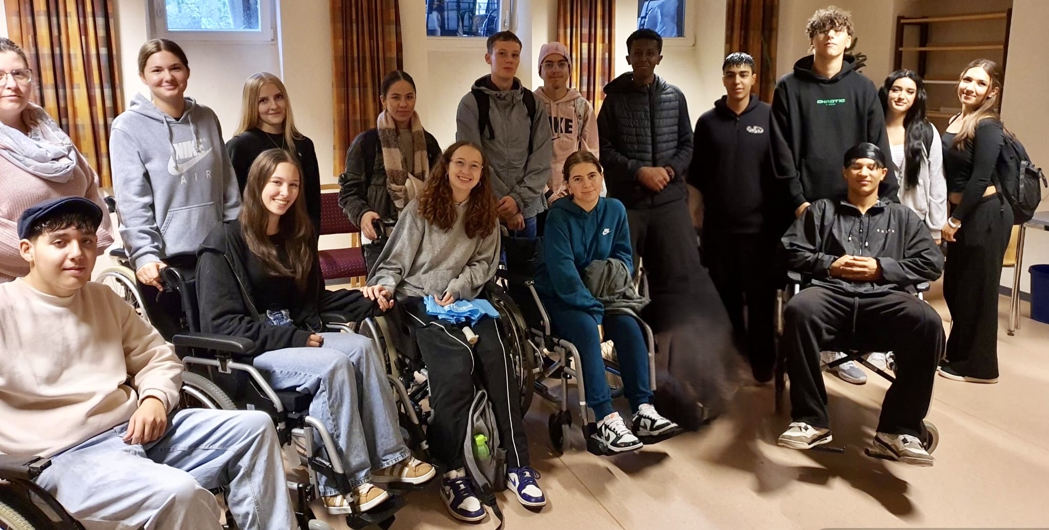 Schülerinnen und Schüler der Lindenauschule absolvieren Rollstuhltraining in der Hanauer Innenstadt