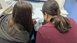 Schülerinnen der 8. Klasse nehmen an der 22. Internationalen JuniorScienceOlympiade 2025 teil