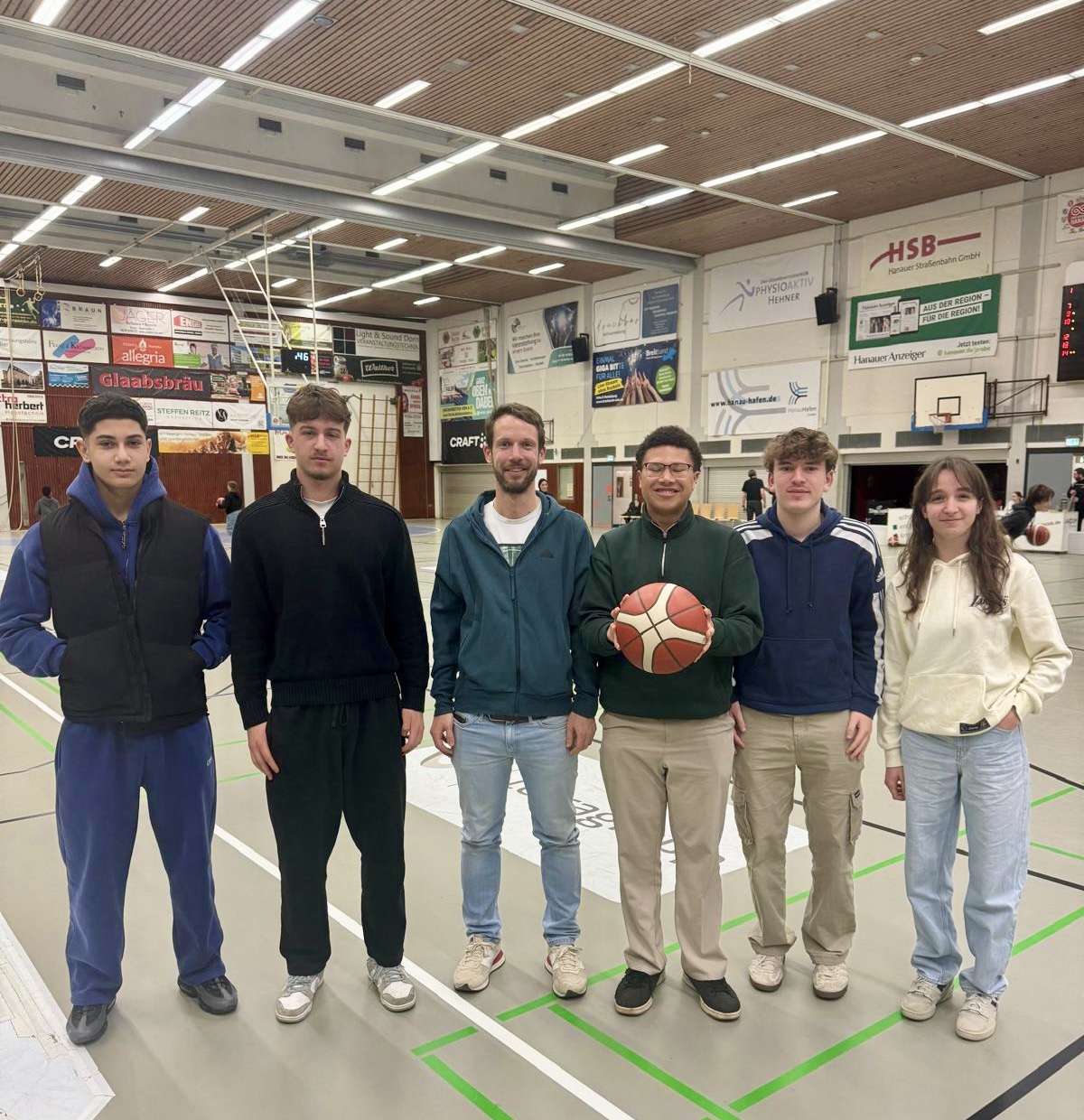 Sport-Leistungskurs der Lindenauschule besucht Regionalliga-Basketballspiel in Hanau